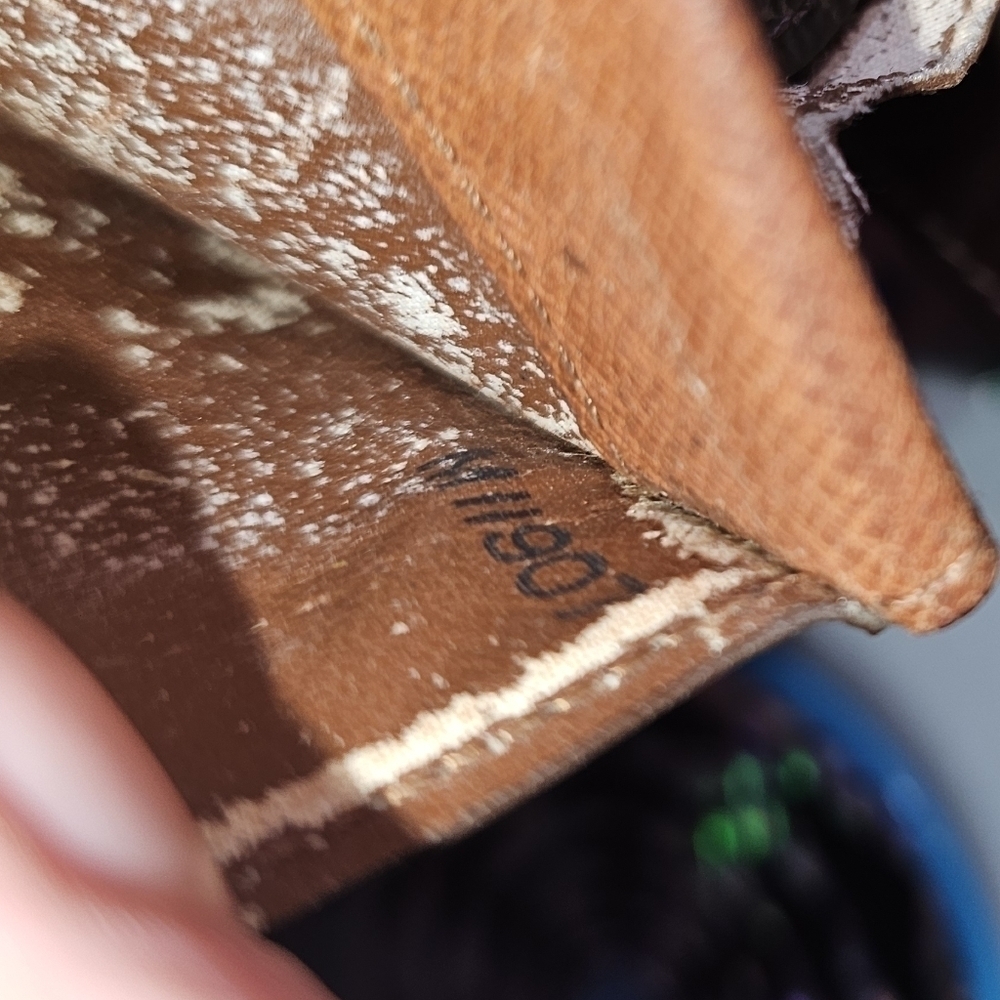 EUC Louis Vuitton Compact Wallet - Picture 3 of 9